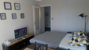 1 habitación, tabla de planchar con plancha, cuna de viaje y wifi 