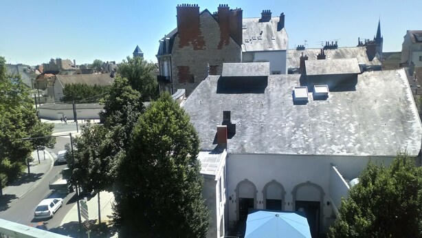 Property grounds - On the roof of the office, bright T2 place de la République with parking (Dijon)