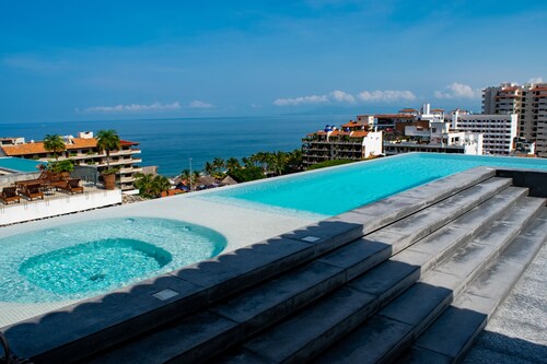 Nouveau condo 2 BR, 5 min de la plage. Une vue imprenable sur l'océan depuis le toit avec piscine!