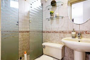 Ensemble douche/baignoire, sèche-cheveux, serviettes fournies