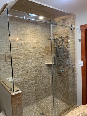 Dusche, Haartrockner, Handtücher