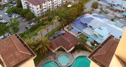 Cosy, spacious, Borneo ethnic home with amazing views