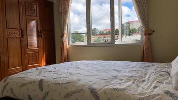 6 bedrooms, in-room safe, Internet