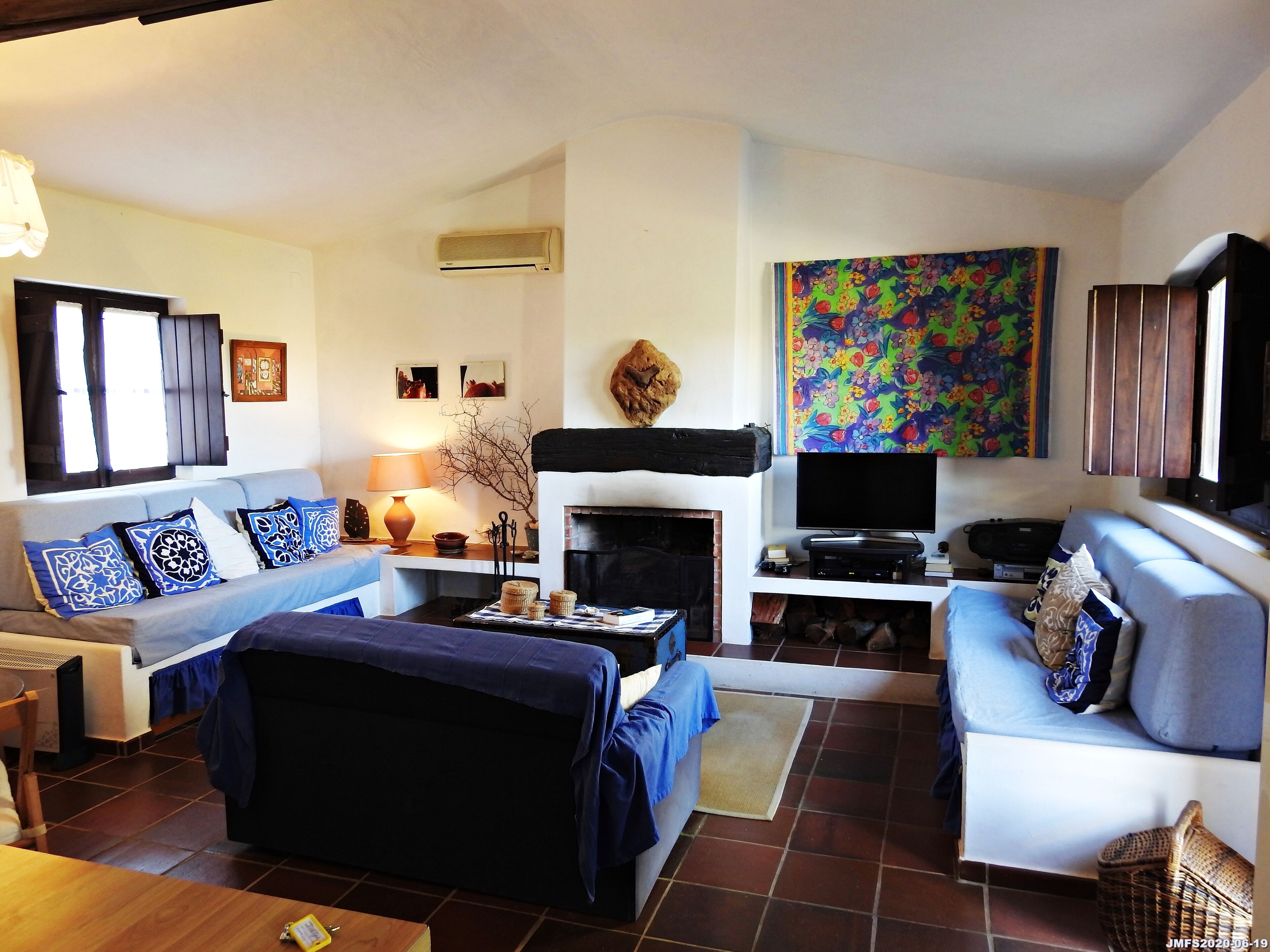 Een smart-tv en een open haard