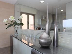 Een koelkast, een microgolfoven, een oven, een vaatwasser