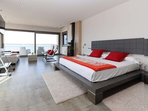 4 slaapkamers, een strijkplank/strijkijzer, internet, beddengoed