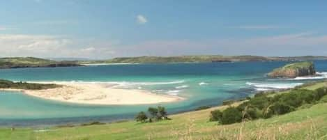 Sulla spiaggia, lettini da mare, teli da spiaggia