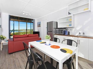 Réfrigérateur, four à micro-ondes, un four, surface de cuisson