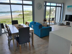 Smart TV, video games, Netflix, DVD player - Beachfront House with direct access to the Beach. Just bring your beach towel!
 (Kiama Downs)