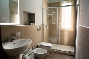 Dusche, Haartrockner, Bidet, Handtücher