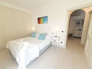 2 bedrooms, in-room safe, iron/ironing board, free WiFi