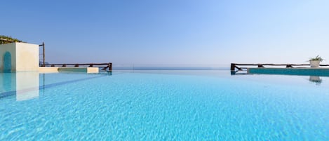 Una piscina al aire libre, una piscina infinita