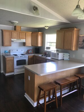 Jääkaappi, mikroaaltouuni, uuni, liesi