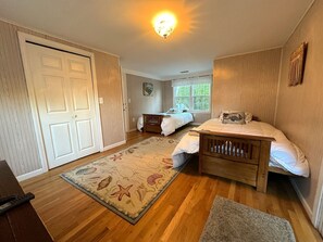 5 bedrooms, iron/ironing board, free WiFi, bed sheets