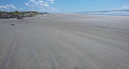 Ausgezeichneter Standard voll möbliert sehr komfortabel bei 300 m. Großartige Lage