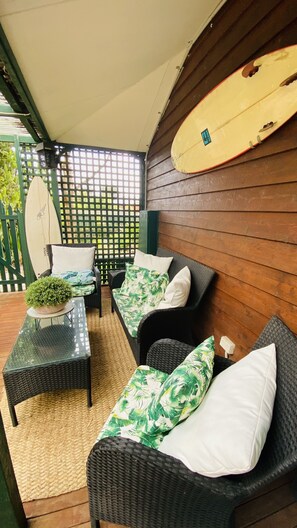 Outdoor dining - Spacious and unique beach cottage for relaxing getaways (Barwon Heads)
