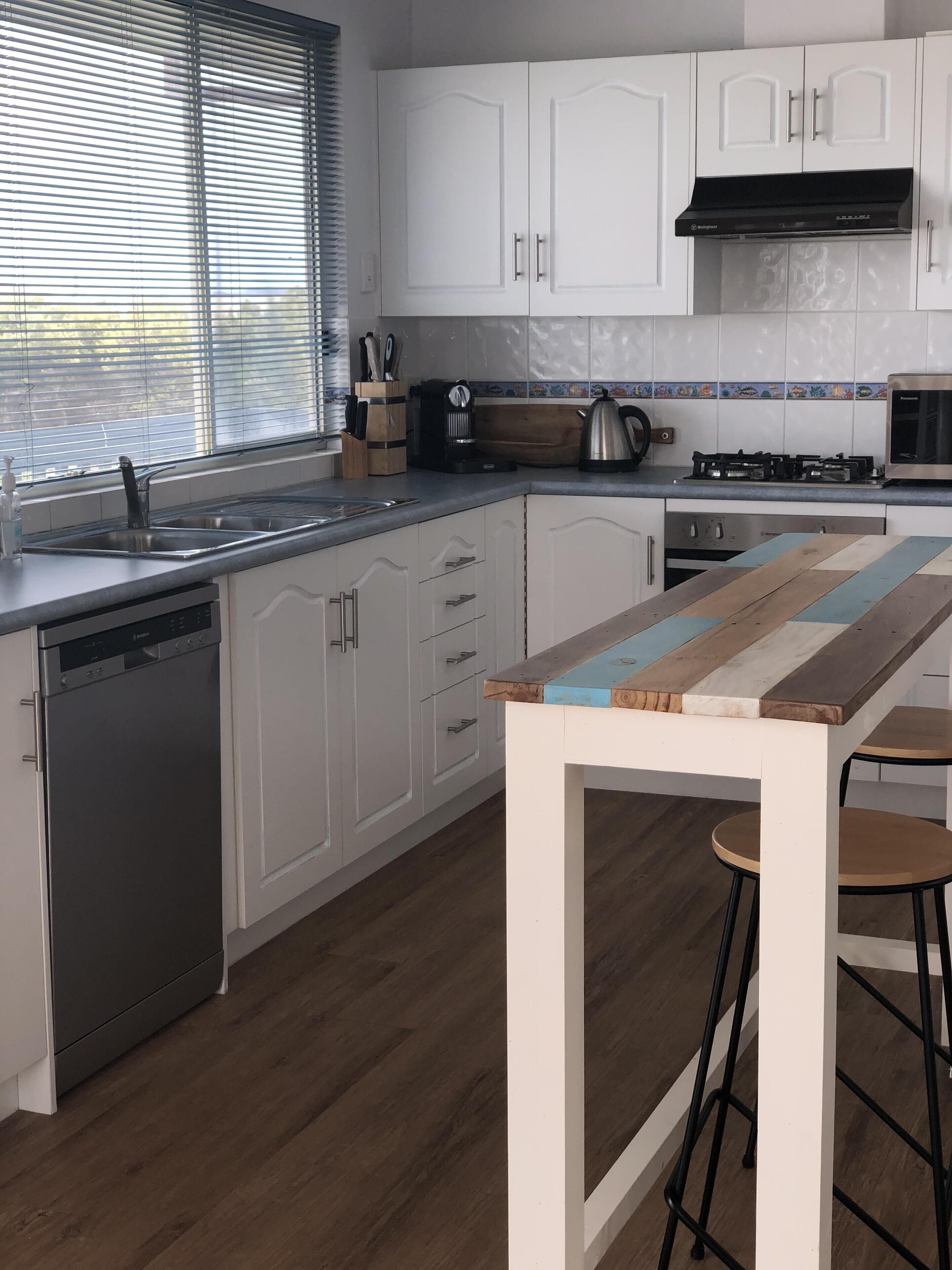 Sable Blanc on Newell - pets allowed - 3 min walk to the beach & fabulous views. — image 8