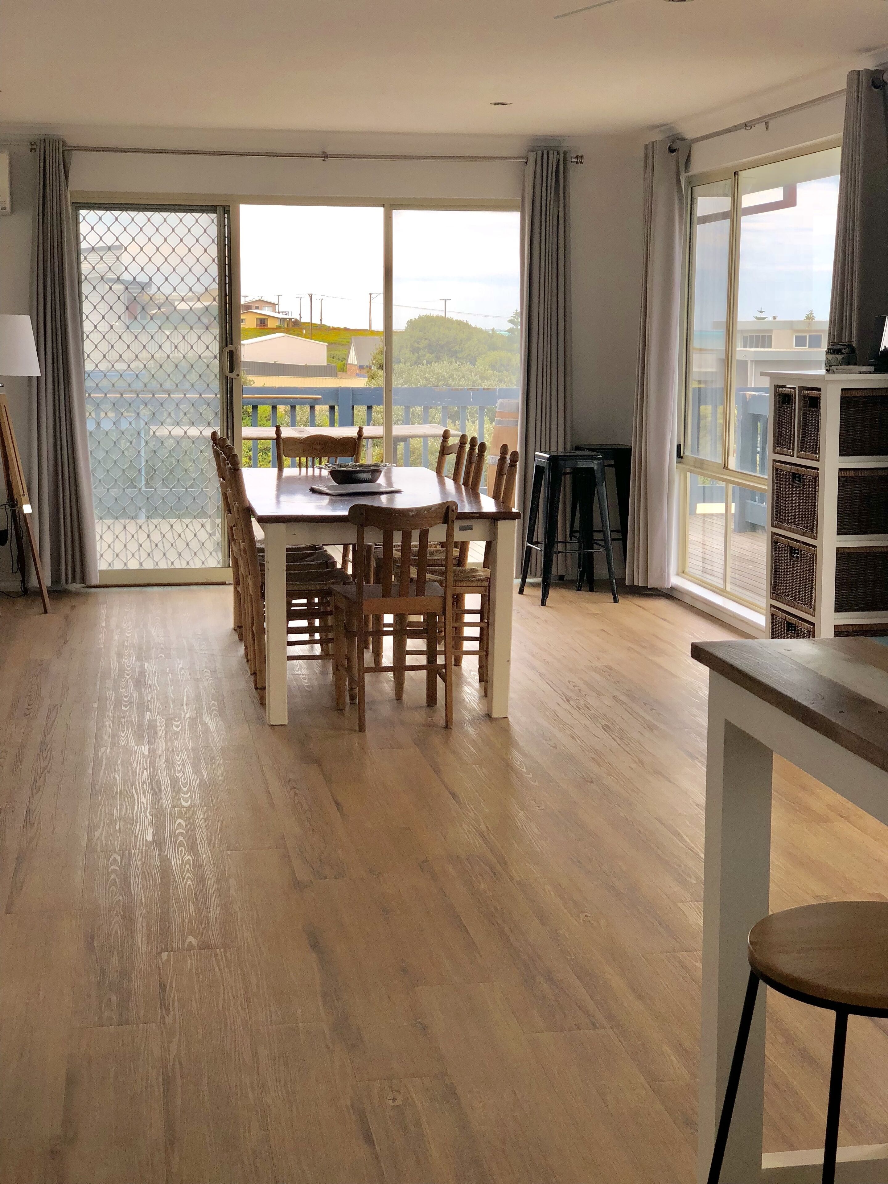 Sable Blanc on Newell - pets allowed - 3 min walk to the beach & fabulous views. — image 10