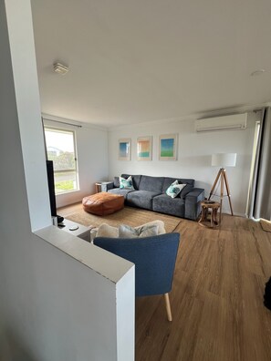 Televisor intel·ligent, videojocs, reproductor de DVD i videoteca