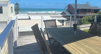 Sable Blanc on Newell - pets allowed - 3 min walk to the beach & fabulous views.