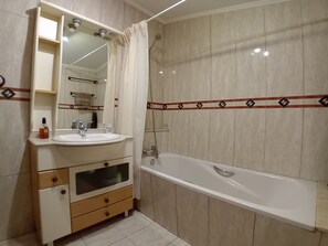 Douche, séchoir à cheveux, serviettes fournies