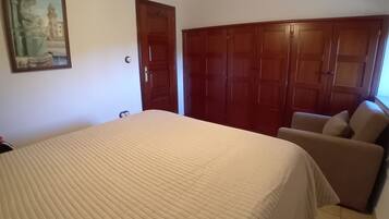 1 slaapkamer, een strijkplank/strijkijzer, wifi, beddengoed