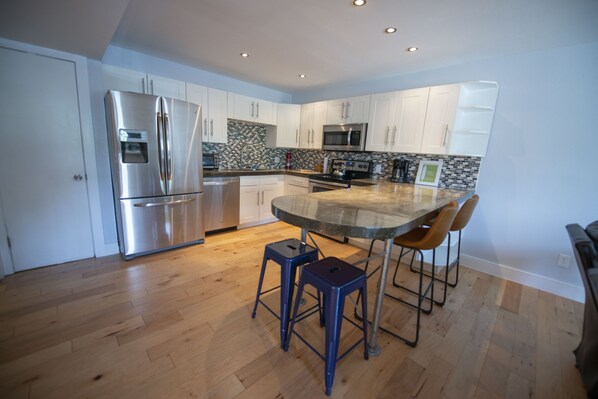 Refrigerador, microondas, horno y parrilla de estufa 