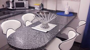 Een koelkast, een magnetron, een kookplaat