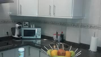 Een koelkast, een magnetron, een kookplaat