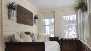 4 bedrooms, iron/ironing board, WiFi, bed sheets - Newly renovated historic farmhouse with all modern amenities, meals available. (Middletown)