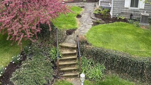 Property grounds - Newly renovated historic farmhouse with all modern amenities, meals available. (Middletown)