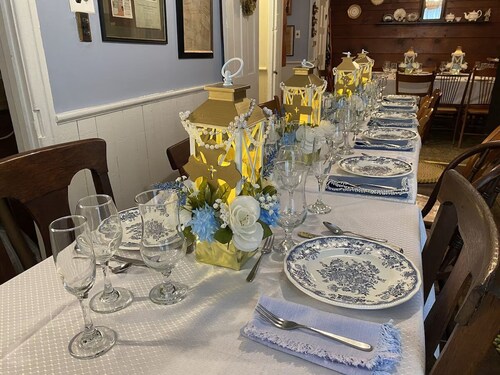 Hiljattain remontoitu historiallinen maalaistalo, jossa on kaikki modernit mukavuudet, ateriat käytettävissä.