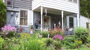 Exterior - Newly renovated historic farmhouse with all modern amenities, meals available. (Middletown)