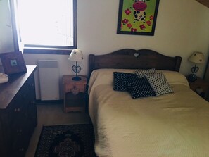 2 makuuhuonetta, työpöytä, Wi-Fi, vuodevaatteet