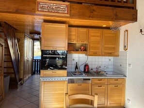 Jääkaappi, mikroaaltouuni, uuni, astianpesukone