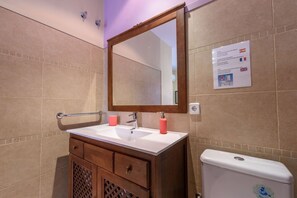 Combined shower/tub