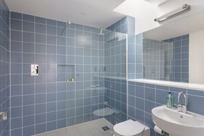 Shower, hair dryer, towels, soap - Rural retreat, Noth Essex/Herts borders, near Bishops Stortford (Bishop's Stortford)