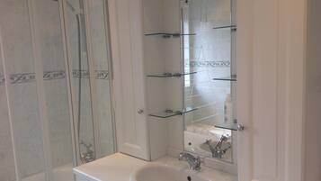 Combined shower/bathtub, hair dryer, bidet, towels