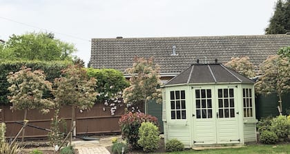 1 bedroom self-contained Annex/apartment near West Byfleet Station
