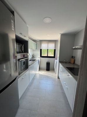 Een koelkast, een microgolfoven, een oven, een kookplaat