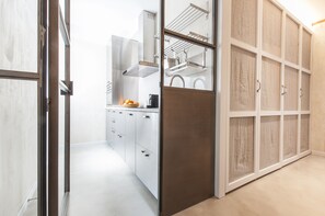 Een koelkast, een microgolfoven, een oven, een kookplaat