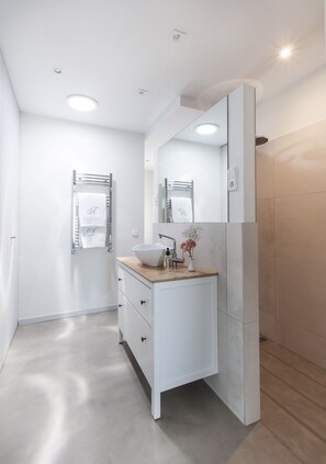 Een douche, een haardroger, handdoeken