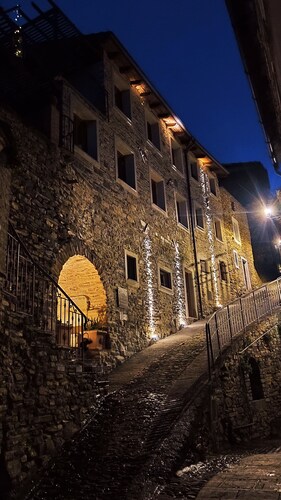 XVII SEK.  WEINKELLER, komplett renoviert, mit gemeinsamer Terrasse und Pool