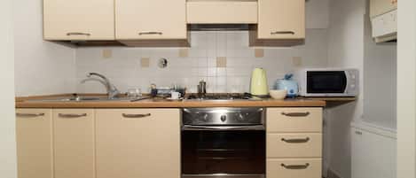 Geladeira, micro-ondas, fogão, cooktop
