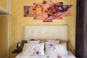 2 bedrooms, in-room safe, iron/ironing board, free WiFi