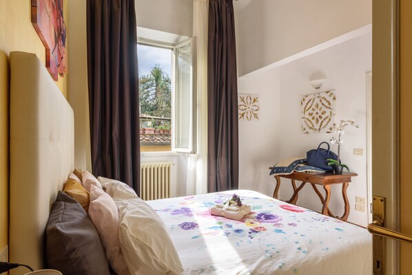 2 bedrooms, in-room safe, iron/ironing board, free WiFi