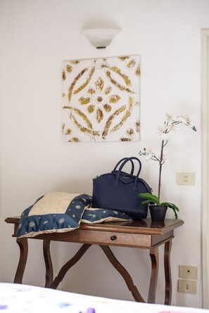 Interior - Somewhere Between in the heart of Florence Ponte Vecchio (Firenze)