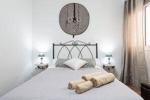 2 bedrooms, desk, iron/ironing board, Internet