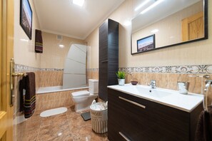 Secadora de cabello, toallas, papel de baño 