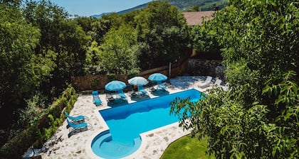 Belle villa en pierre entiĂšrement clos avec grande piscine prĂšs de Makarska